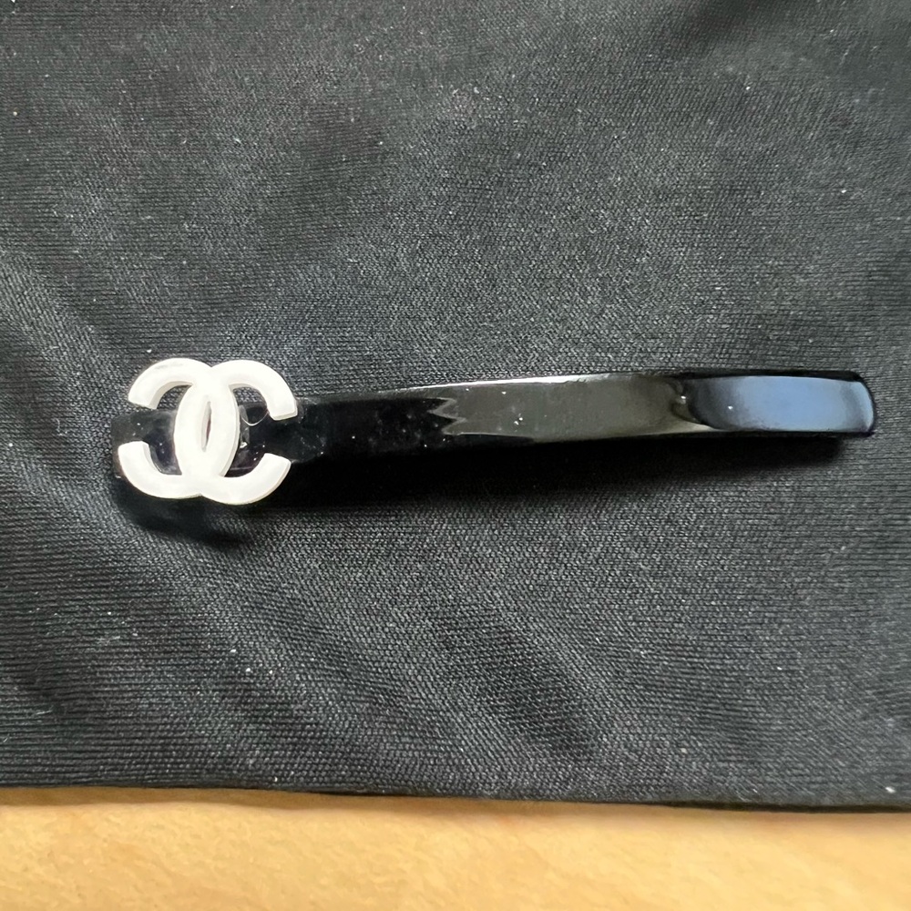 CHANEL Monochrome Hair Clip